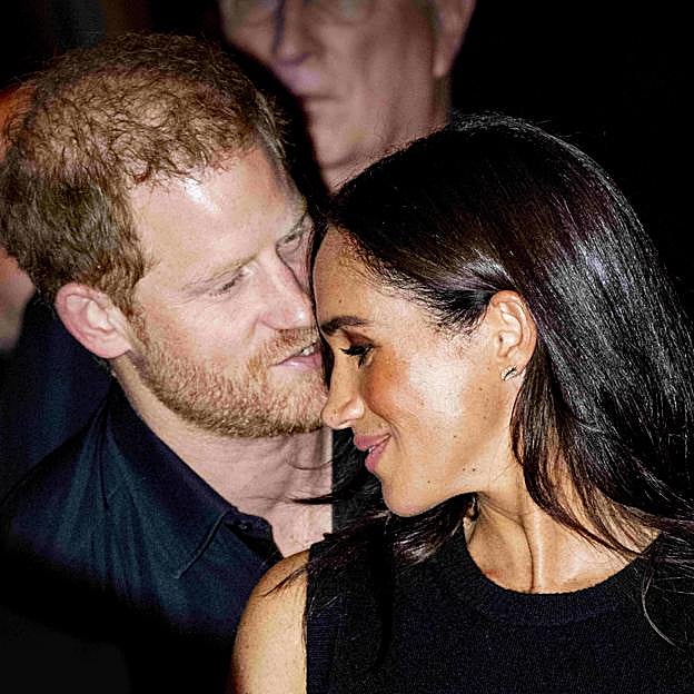 El príncipe Harry de Inglaterra junto a Meghan Markle. 