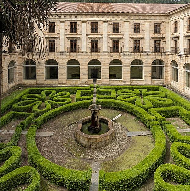 Este es el parador mejor valorado de España, según Google: un edificio con siglos de historia y un bosque