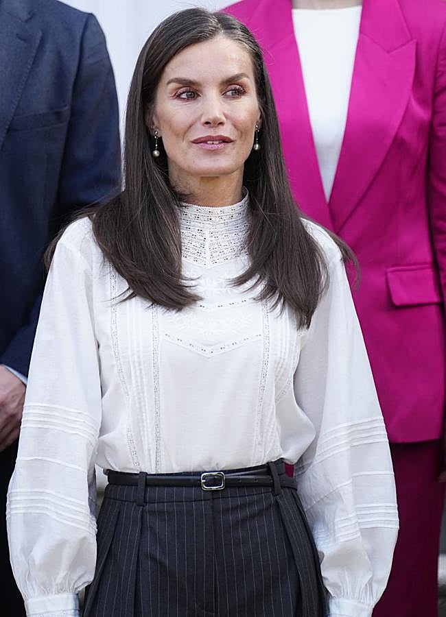 Imagen - La reina Letizia completó el look con pendientes de perlas. / LIMITED PICTURES 