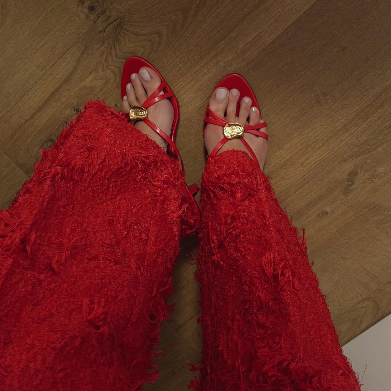 la influencer Marta Lozano con unas sandalias rojas de Mustang.