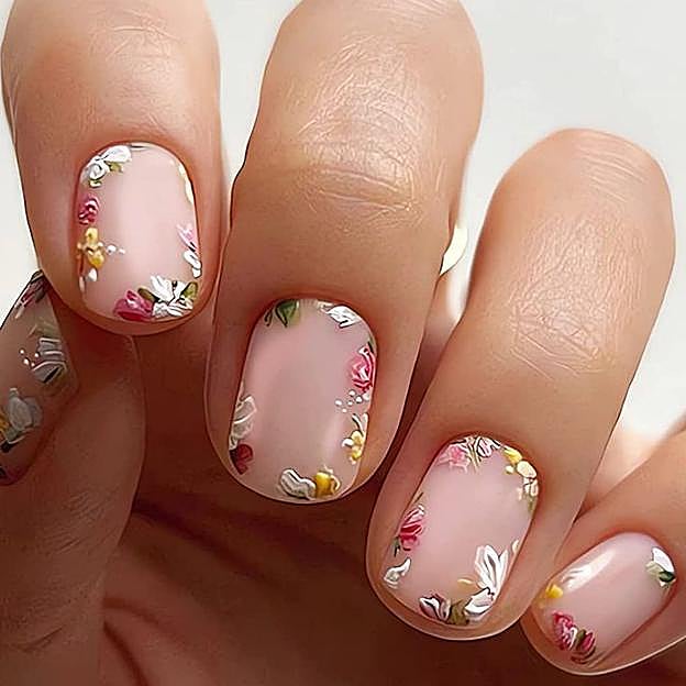 Uña nude con flores alrededor