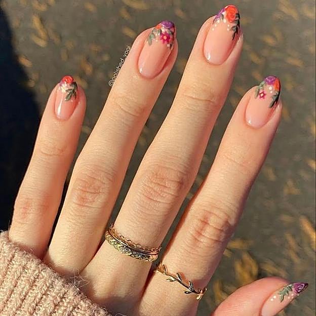 Uñas color natural con dibujos de flores en las puntas