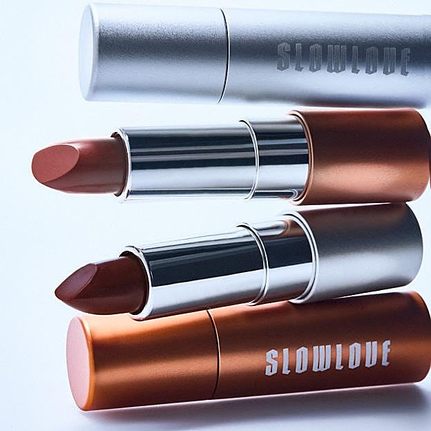 Los pintalabios están disponibles en dos tonos.