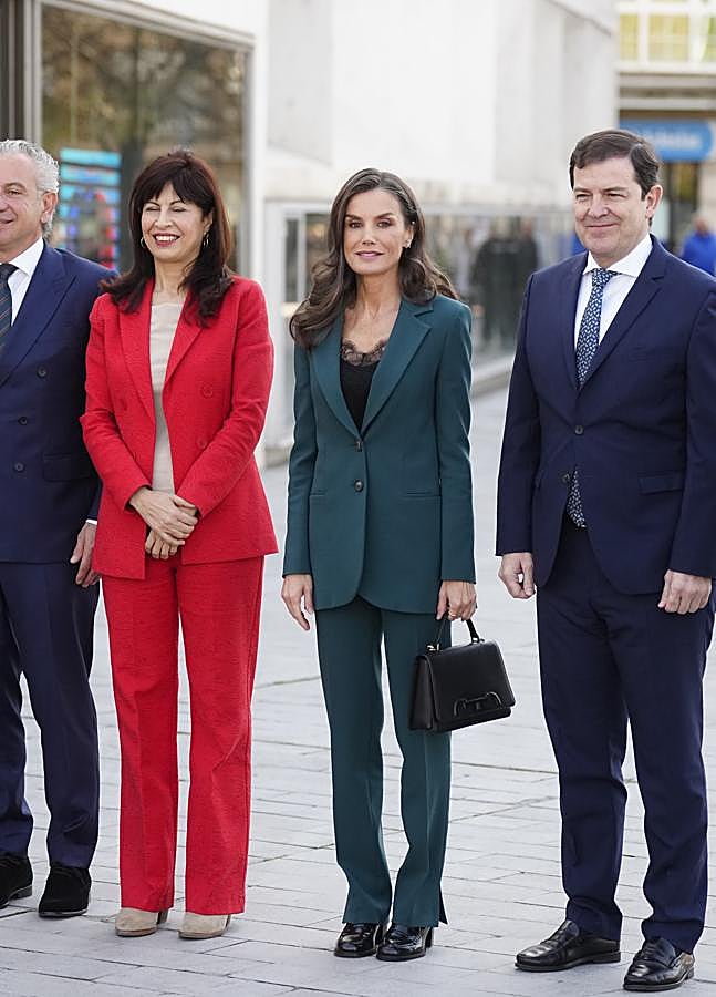 Imagen - La reina Letizia con un traje de Carolina Herrera (LIMITED PICTURES)