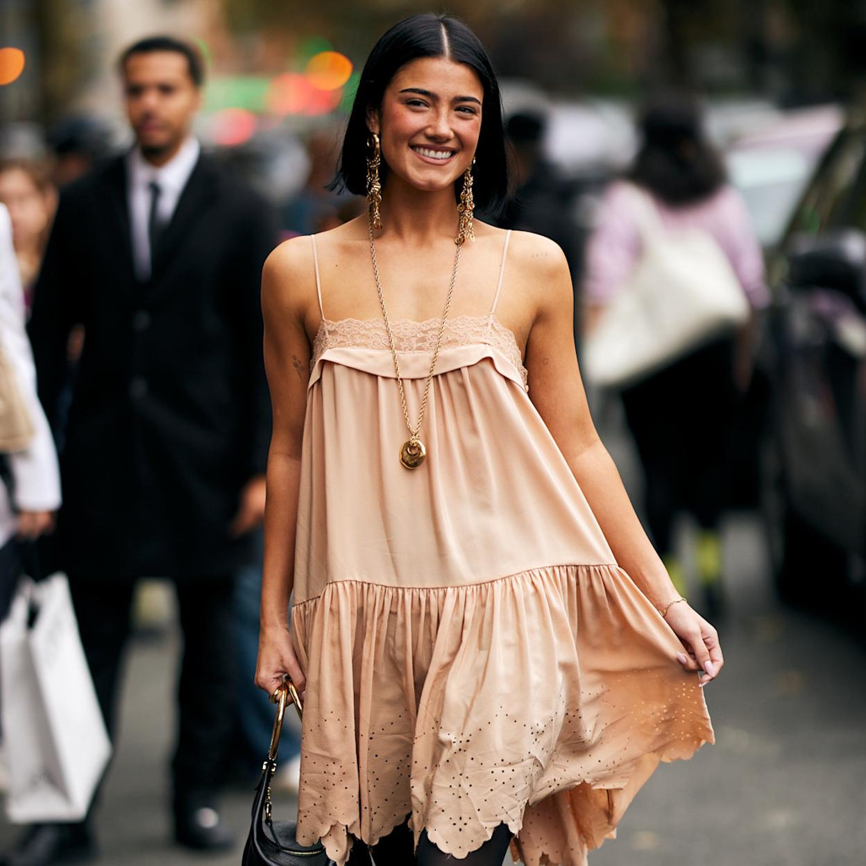 Mujer con vestido de verano