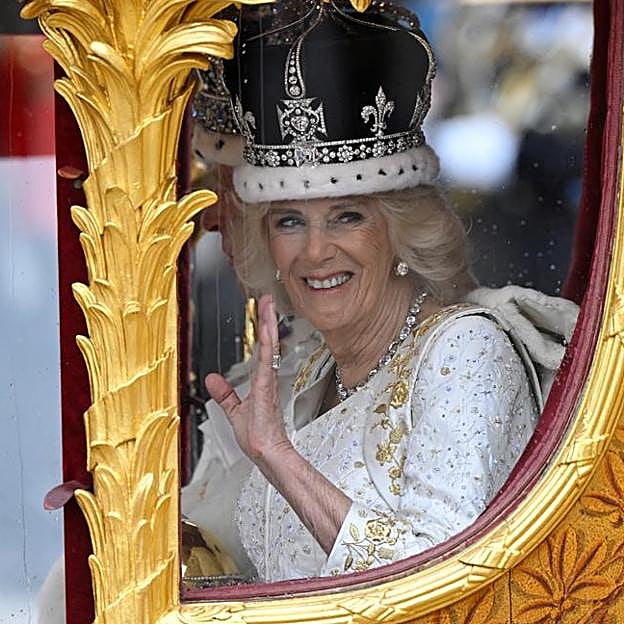 La reina Camilla de Inglaterra, luciendo el collar que todas las reinas han llevado en su coronacion. 