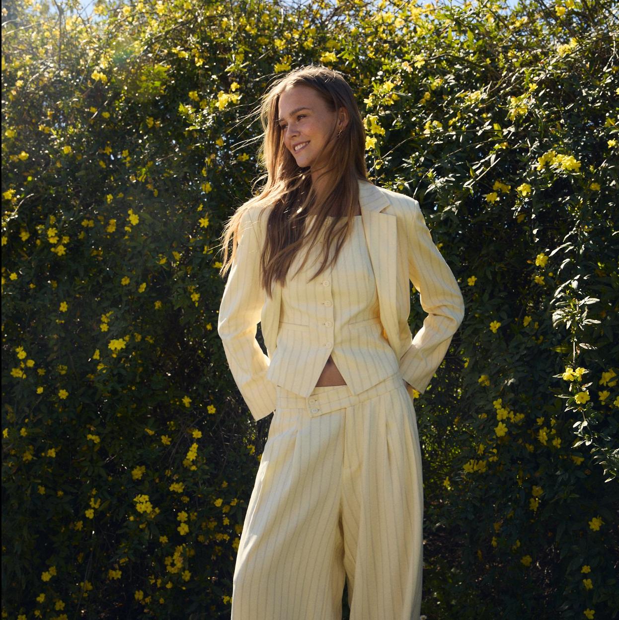 Vestidos de todo tipo, chaquetas con efecto ante, camisas blancas y muchas prendas y accesorios para llevar sin parar en primavera.