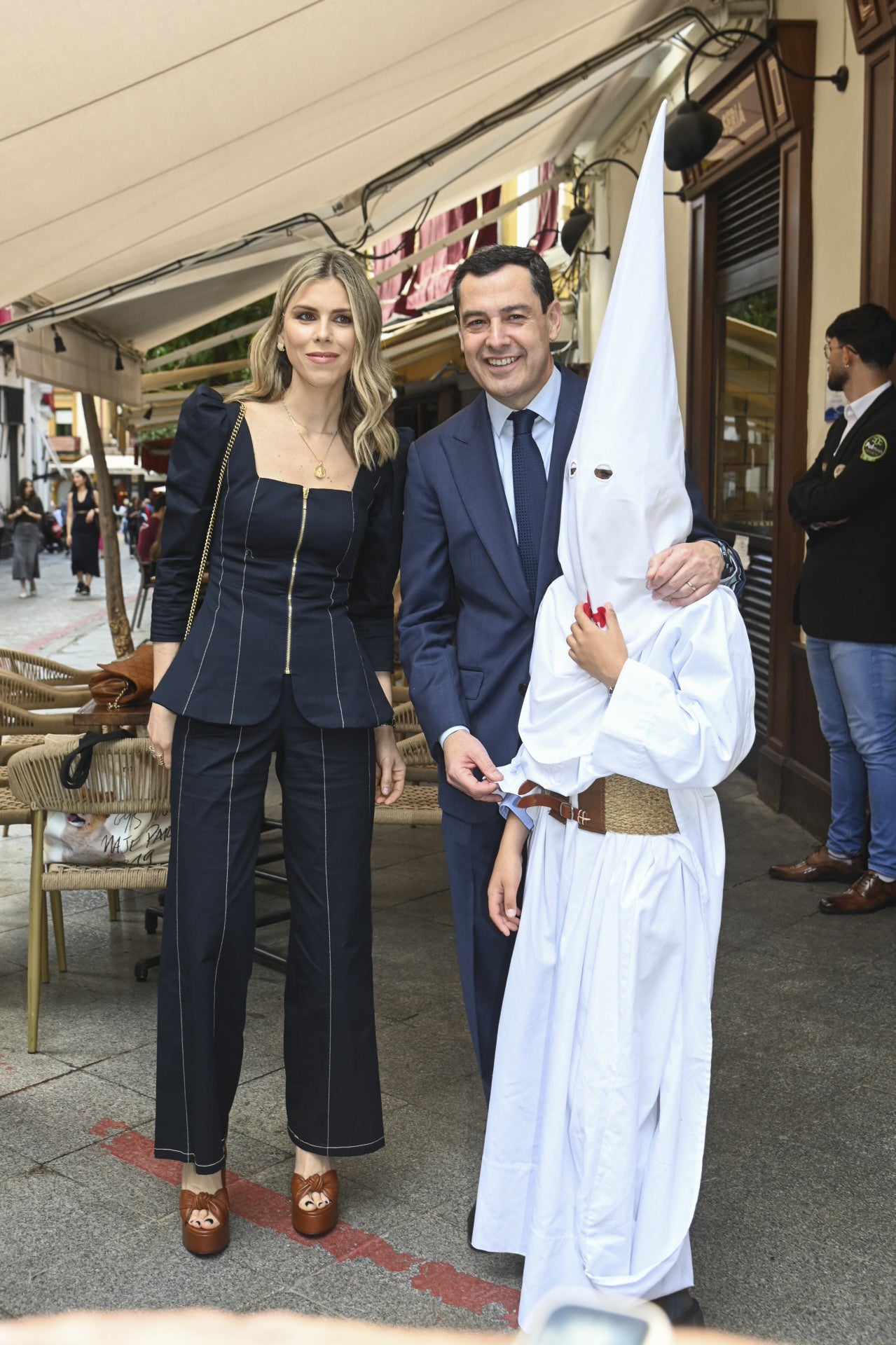 Imagen - Manuela Villena junto a su esposo Juanma Moreno durante el Domingo de Ramos. Foto: Gtres.
