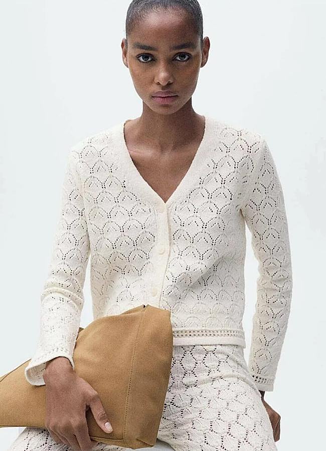 Imagen - Cárdigan blanco troquelado de Mango, 29,99 euros.