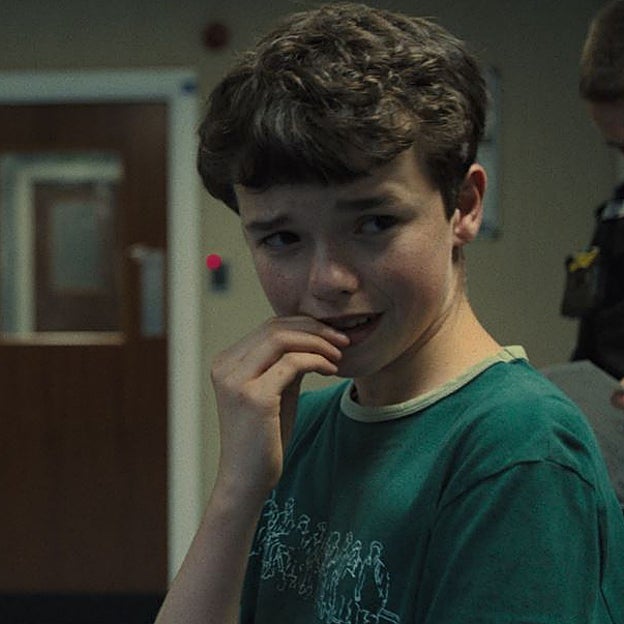 Jamie (Owen Cooper) llorando en el momento en que es llevado a la comisaría. 