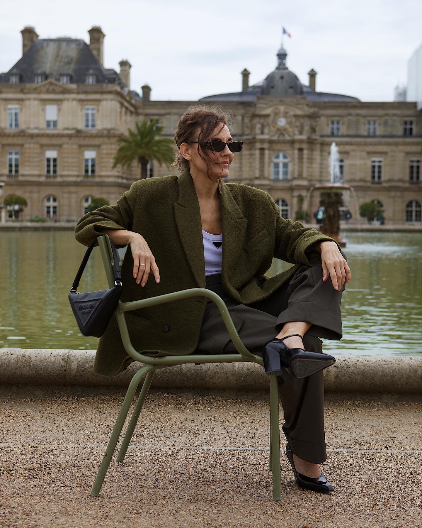 Un look con zapatos de tacón ancho.