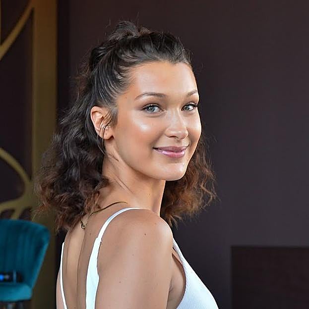 Belleza Hadid con bubble perm semirrecogido