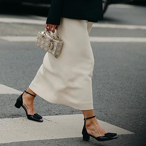 Necesitas una falda blanca larga en tu armario esta primavera: es elegante, versátil y eleva cualquier look