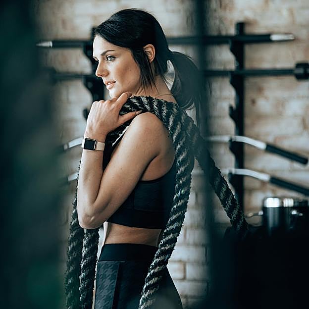 Skull crusher con barra, el ejercicio preferido por las atletas para definir y fortalecer los brazos