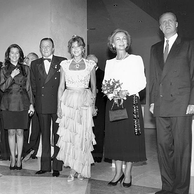 Tita Cervera junto a los reyes de España en la inauguración del Museo Thyssen. 