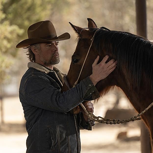 Josh Duhamel como Staten Kirkland en una imagen del western romántico Nueva vida en Ransom Canyon.
