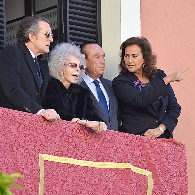 La duquesa de Alba durante la Semana Santa junto a Alfonso Díez, Curro Romero y Carmen Tello. 