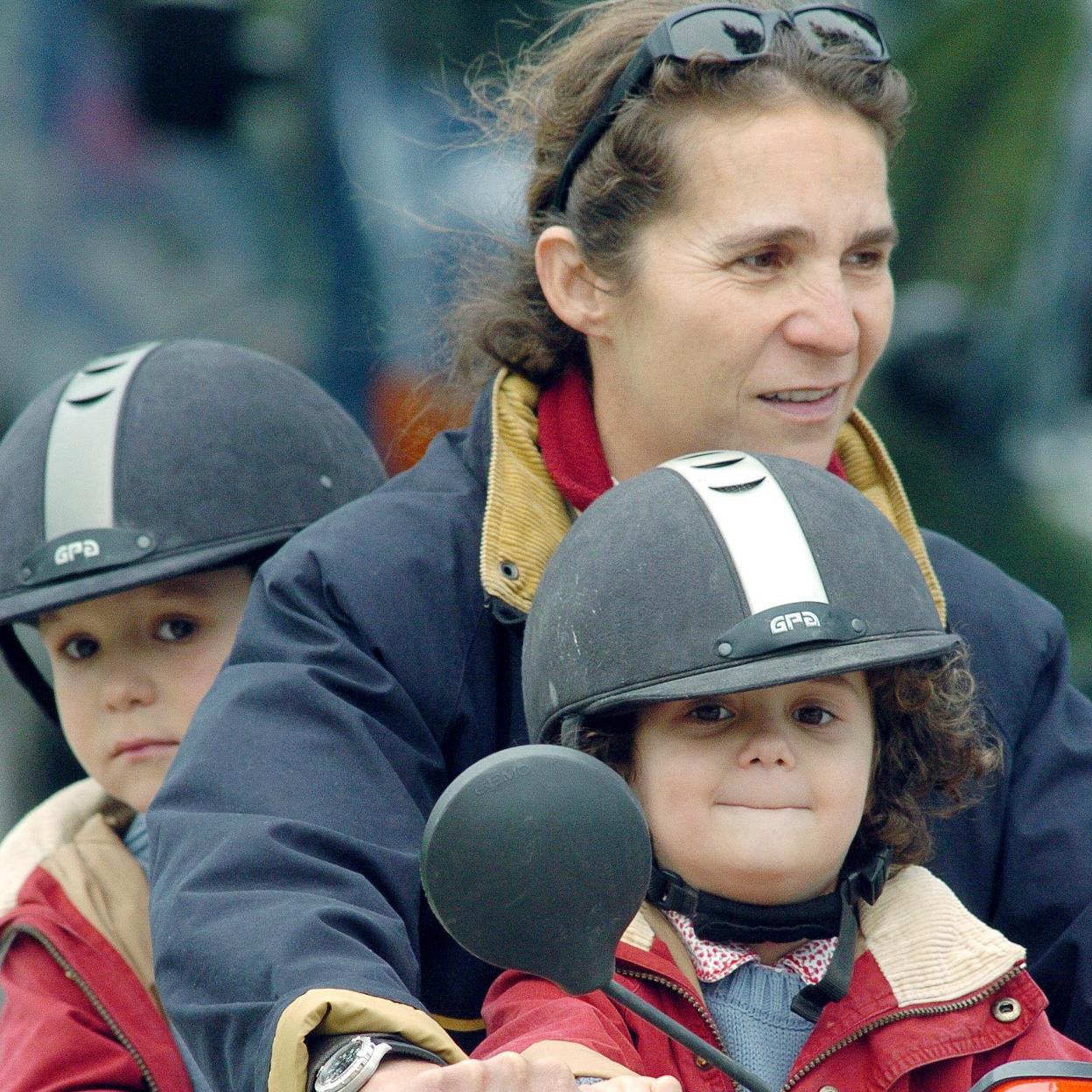 Felipe Juan Froilán y Victoria Federica de Marichalar, junto a la infanta Elena. 