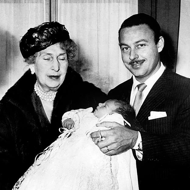 Victoria Eugenia en el bautizo del primer hijo de Alfonso de Hohenlohe-Langenburg. 