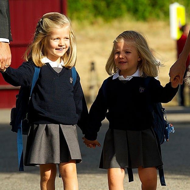 Leonor y Sofía, de la mano en el primer día de cole de la infanta. 