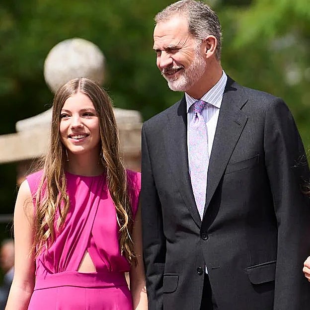 La infanta Sofía junto a su padre, el rey Felipe VI. 