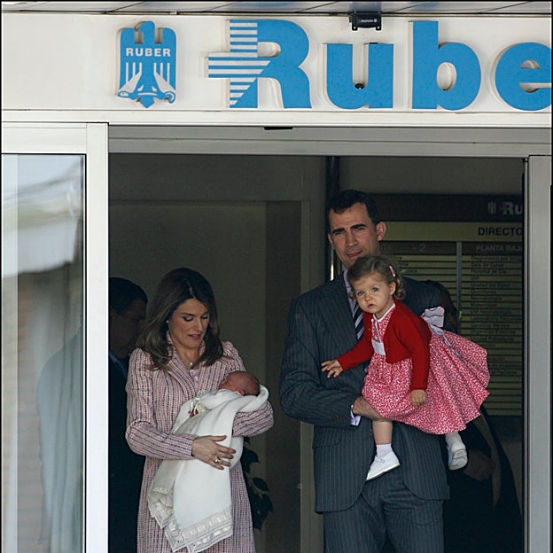 La primera foto de la infanta Sofía a los pocos días de nacer. 