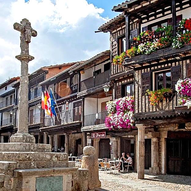 Este pueblo medieval español que los turistas no conocen tiene un casco antiguo con flores que te transporta a otra época