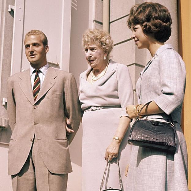 Así fue el funeral de la reina Victoria Eugenia en Suiza hace 56 años: orquídeas, mantillas blancas y un regalo del Papa