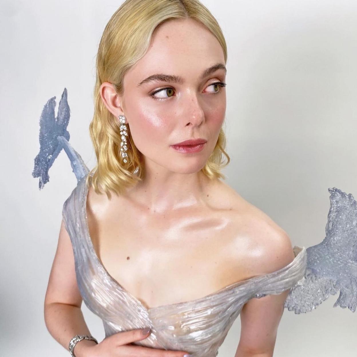 Elle Fanning con piel radiante.
