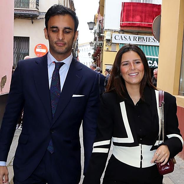 Tana Rivera acierta en la Semana Santa de Sevilla con un conjunto made in Spain y el bolso que arrasa entre las francesas