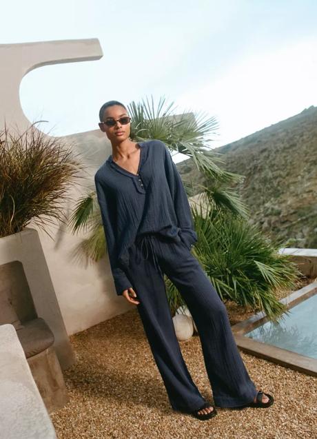 Imagen - Pantalón azul marino de Pull & Bear (25,99 euros)