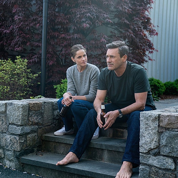 Jon Hamm y Amanda Peet en una escena de la serie.