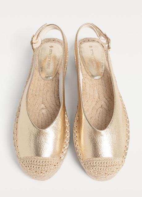 Imagen - Alpargatas doradas de Stradivarius (25,99 euros)