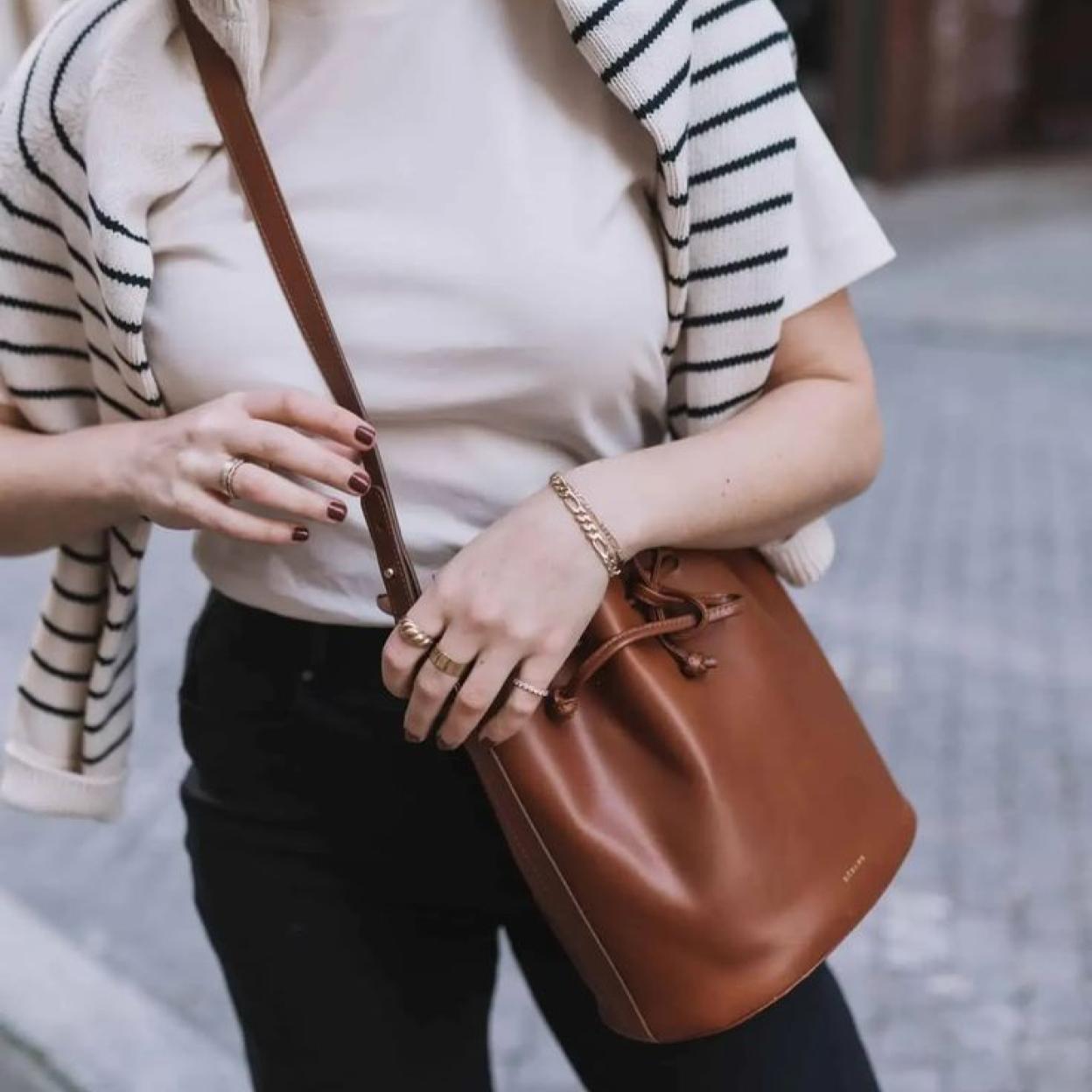 Influencer con bolso para primavera de marca francesa
