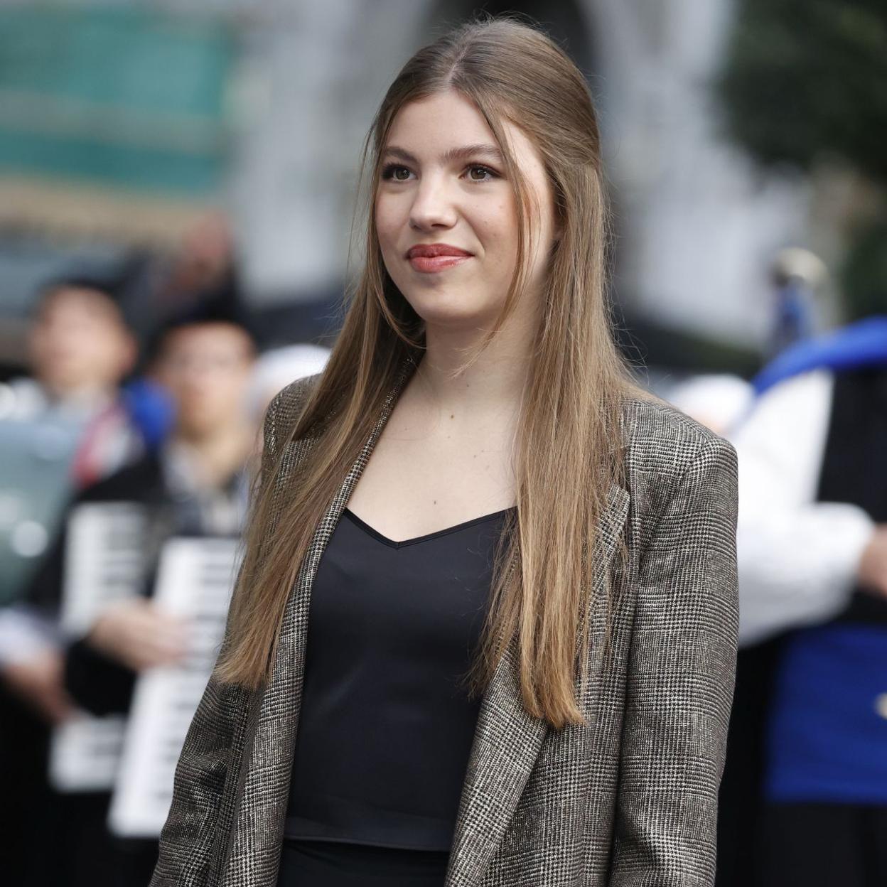 La infanta Sofía el noviembre pasado en Oviedo, a punto de entrar en el Teatro Campoamor, donde se entregan cada año los Premios Princesa de Asturias. 
