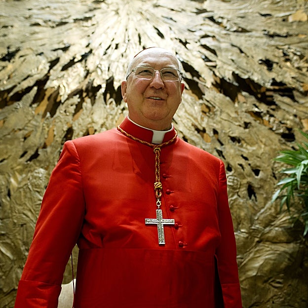 Quién es Kevin Farrell, el camarlengo de Francisco que será papa interino hasta la celebración del cónclave