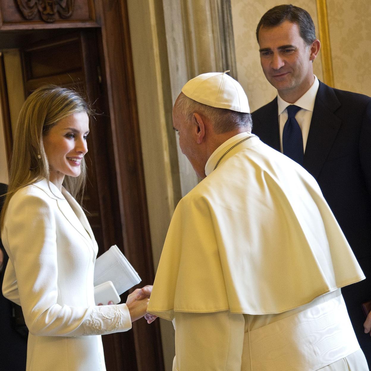 La reina Letizia y el papa Francisco siempre intercambiaron sonrisas y afecto en sus encuentros. En la foto, durante la primera y única audiencia oficial en el Vaticano, en 2015. 