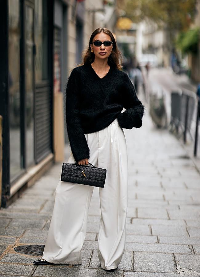 Imagen - Mujer con pantalones blancos y jersey negro/ LAUNCHMETRICS SPOTLIGHT