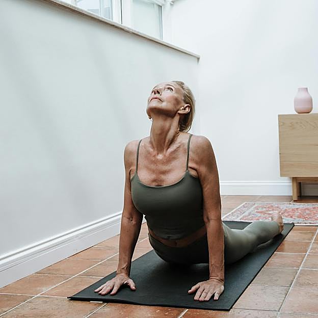 Mujer practicando yoga. 