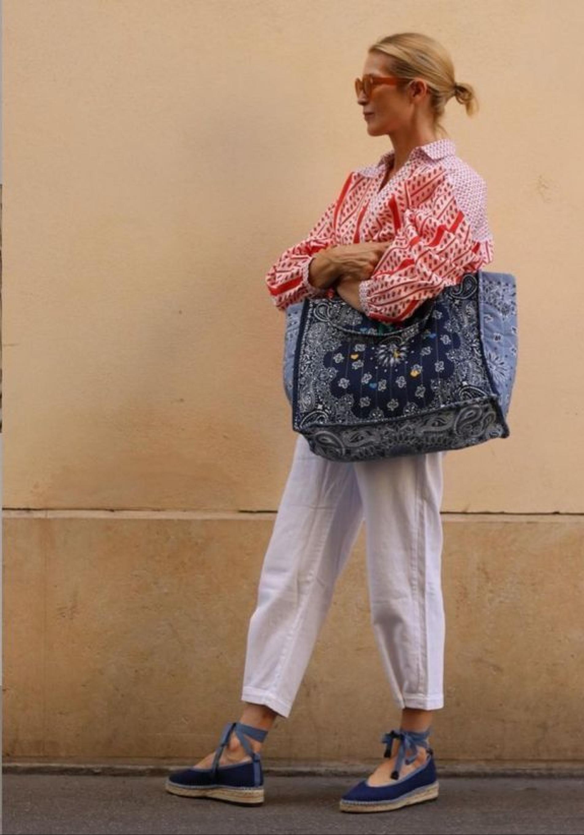 Kelly Rutherford con alpargatas planas a los 50