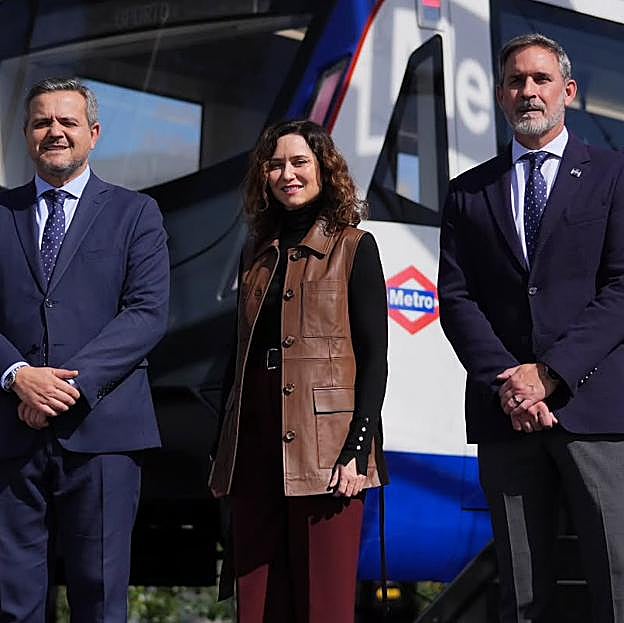 Isabel Díaz Ayuso con un chaleco marrón de Simorra.
