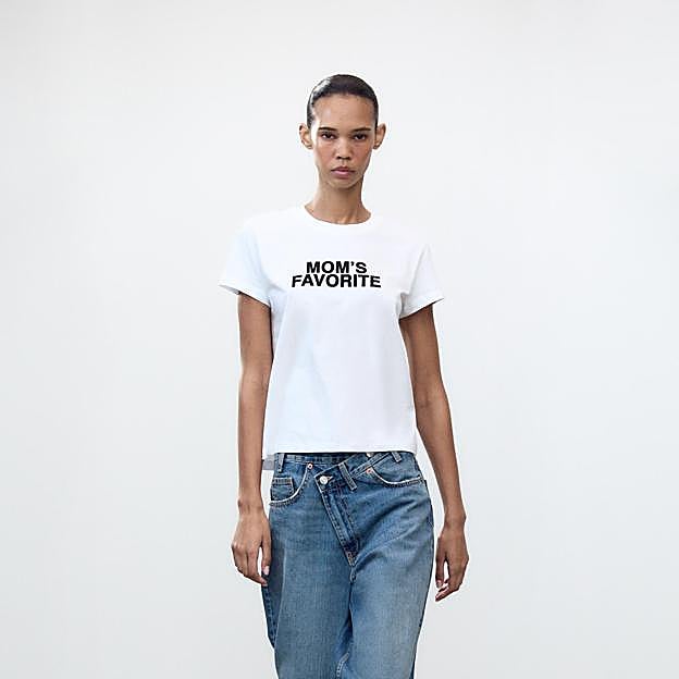 Imagen principal - Camiseta «Mom's favorite» de Zara (9,95 euros).
