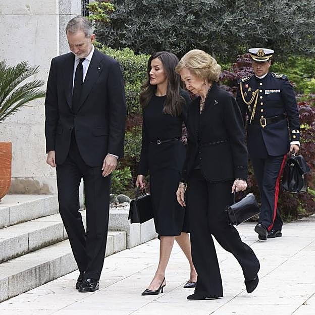 El rey Felipe, la reina Letizia y la reina Sofía han vestido de luto.