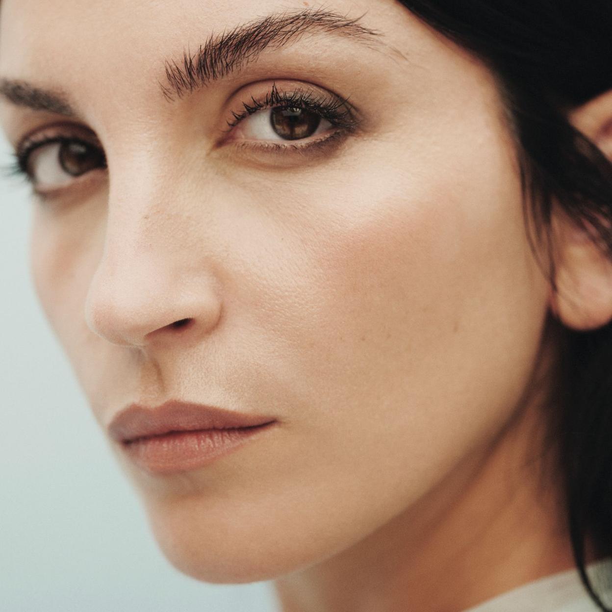 La portada de la revista del mes de mayo de Mujerhoy no es una cover más, es la primera para La Tania, cantante y ganadora de un Goya a la que acompañamos en su lanzamiento como fenómeno musical. 