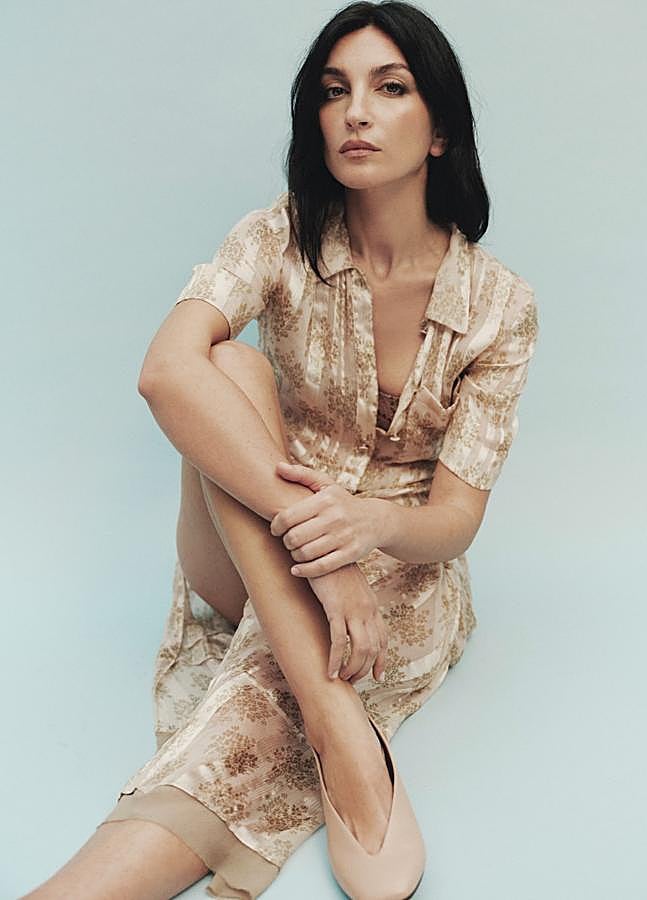 Imagen - La Tania lleva vestido camisero en gasa de seda y salones en piel nude, de Fendi. FOTOGRAFÍA: ENANEI / ESTILISMO: GERVASIO PÉREZ