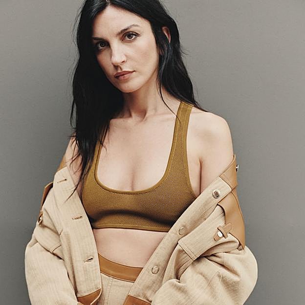 Crop top, cazadora con remates de piel y falda acampanada a juego, todo de Hermès.