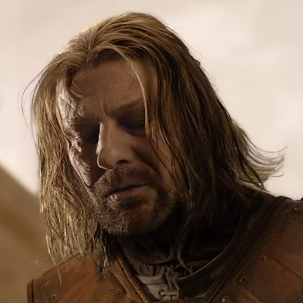 Ned Stark instantes antes de morir ejecutado por el verdugo.