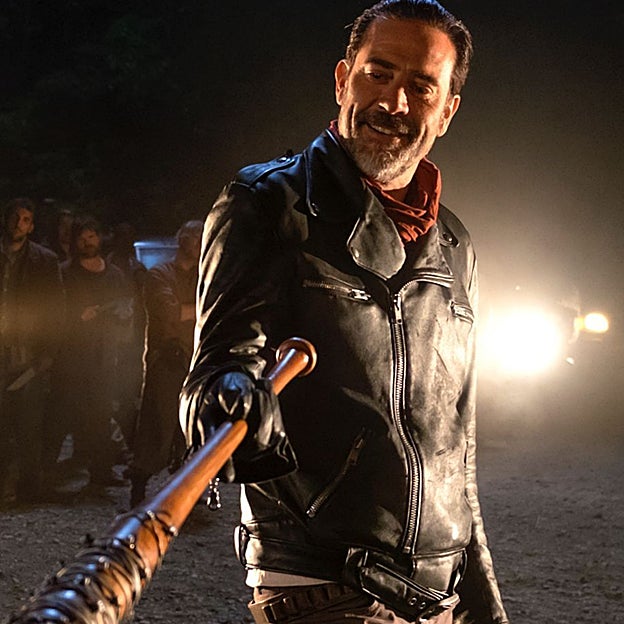 Negan (Jeffrey Dean Morgan) preparándose para atacar a Glenn.