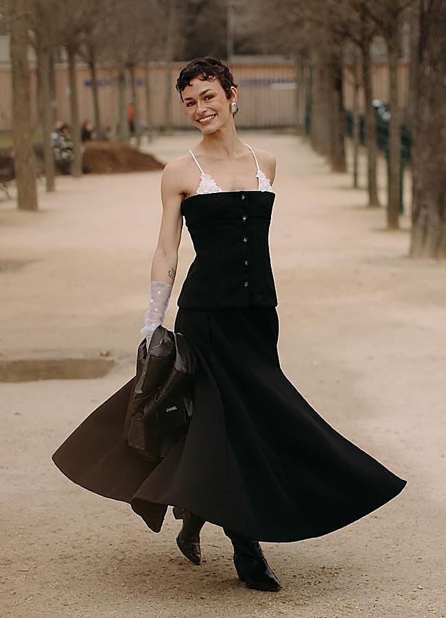 Imagen - Mujer con vestido con volúmenes/LAUNCHMETRICS SPOTLIGHT