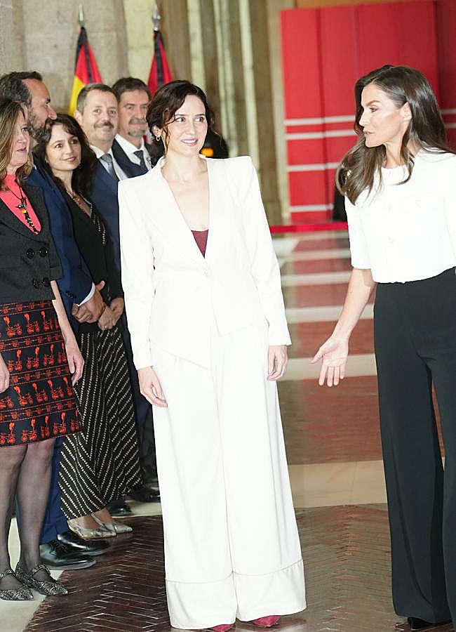 Imagen - Isabel Díaz Ayuso con un traje en color blanco. Foto: Limited Pictures.